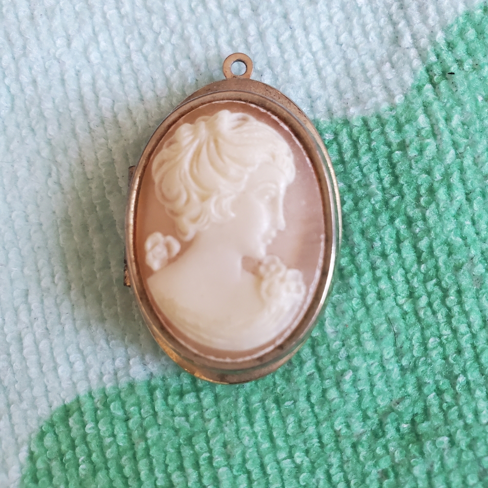 Vintage Gold Tone & Shell Cameo Locket Pendant